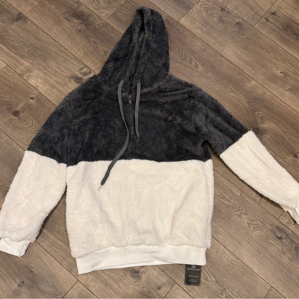 Romanstii Two-Tone Black and White Quarter Zip Women's Sweatshirt